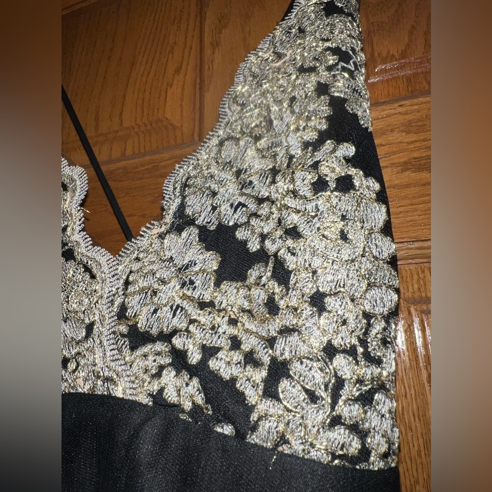 Windsor double slit gold and black tulle fabric - Picture 5 of 6